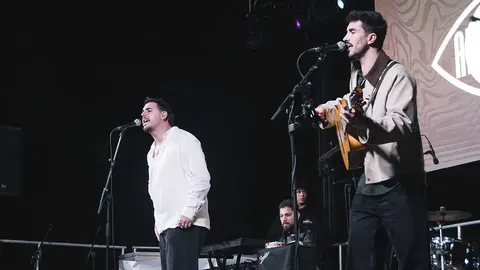 El grupo Al Liquindoi durante su actuaci&oacute;n en el escenario del Parque Mar&iacute;a Cristina - FOTO: FJ Ben&iacute;tez