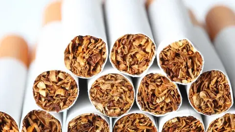 Agentes de aduanas durante la incautaci&oacute;n de 50,000 cigarrillos