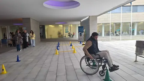 Javier Ros, subdelegado del Gobierno de la Junta en el Campo de Gibraltar, participa en el circuito de sillas de ruedas durante la actividad &ldquo;Ponte en mi lugar&rdquo; en el Hospital Universitario de La L&iacute;nea