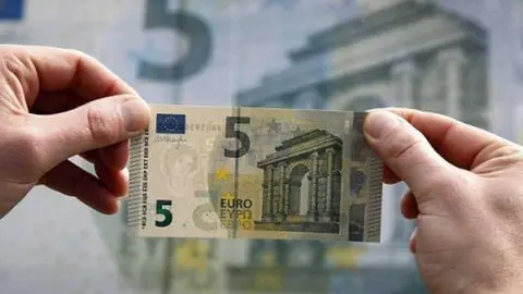 Los hechos se conocieron despu&eacute;s de que varios comerciantes denunciaran que un vecino realizaba pagos con billetes falsos en sus negocios