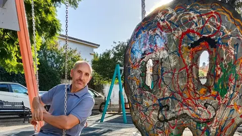 Jose Luis Biedma con una de sus obras