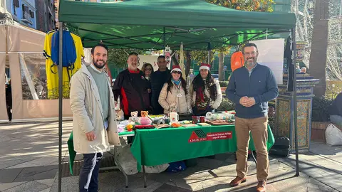 Adres Maderal y Juan Franco
, de 100x100 Unidos, durante el acto de la Asociaci&oacute;n de Esclerosis M&uacute;ltiple del Campo de Gibraltar en la Plaza Alta - FOTO: FJ Ben&iacute;tez