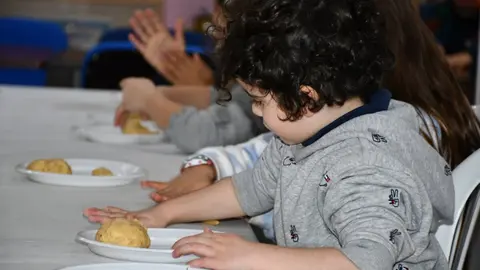 Ni&ntilde;os haciendo roscos de navidad