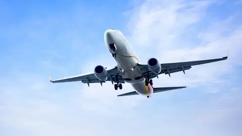 Avi&oacute;n volando