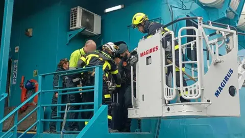 Mientras dure la incidencia, la terminal de pasajeros del Puerto de Tarifa permanece completa y la Autoridad Portuaria ha restringido el acceso a nuevas entradas