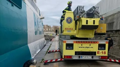 Una vez solventada la aver&iacute;a, el Jaume I liber&oacute; la bocana del puerto y permiti&oacute; reabrir el tr&aacute;fico mar&iacute;timo habitual