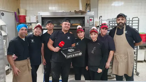 Cristian Arango, propietario de Arte y Pan, junto a sus compa&ntilde;eros en el obrador