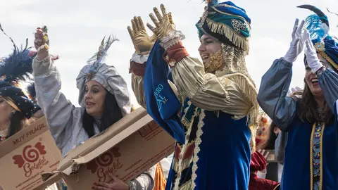 El Cartero Real en el arrastre de latas a la llegada de los Reyes Magos 2026 - FOTO: FJ Ben&iacute;tez