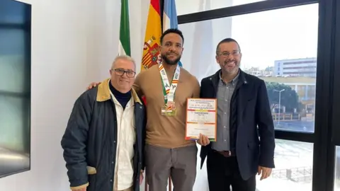 El alcalde de La L&iacute;nea de la Concepci&oacute;n, Juan Franco, ha recibido al taekwondista Antonio Lozano