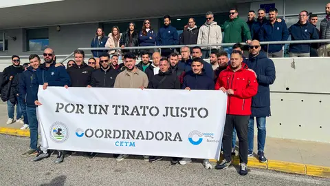 Representantes del sindicato Coordinadora, ante el puesto de control del Puerto de Algeciras - FOTO: FJ Ben&iacute;tez