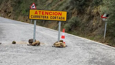 Carretera cortada de Jimena