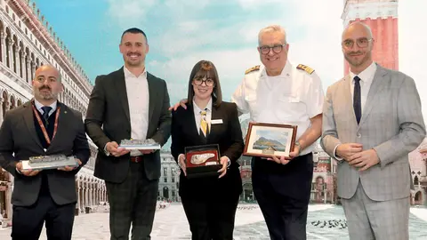 Durante el acto, el ministro Santos entreg&oacute; una placa conmemorativa al capit&aacute;n del buque, destacando la relevancia de la visita y el compromiso del Gobierno gibraltare&ntilde;o con el sector de los cruceros