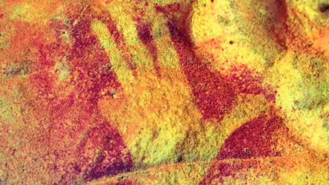 Entre los hallazgos m&aacute;s destacados se encuentran las manos negativas paleol&iacute;ticas m&aacute;s meridionales de Europa, las &uacute;nicas realizadas sobre arenisca al aire libre - FOTO: Universidad de Sevilla