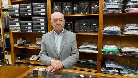 Pepe Valencia, al frente de su boutique en Algeciras, muestra con orgullo la elegancia y el estilo que distinguen a su establecimiento desde 1973 - FOTO: FJ Ben&iacute;tez