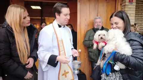El acto se desarroll&oacute; en los jardines de la entrada de la parroquia, tras la misa, y estuvo presidido por el reverendo padre Antonio Jes&uacute;s L&oacute;pez Garc&iacute;a-Mohedano
