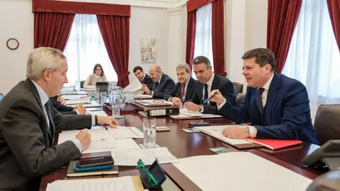 El gobernador, Sir Ben Bathurst, subray&oacute; su &ldquo;compromiso con la implementaci&oacute;n de las recomendaciones del Informe McGrail antes del verano de 2026&rdquo;