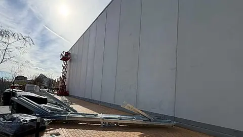 El roc&oacute;dromo se construye sobre una de las paredes laterales exteriores del pabell&oacute;n y contar&aacute; con unas dimensiones de 12 por 18 metros