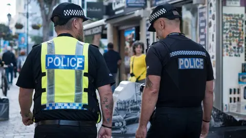 Agentes de la Polic&iacute;a Real de Gibraltar patrullan una de las zonas urbanas del Pe&ntilde;&oacute;n - FOTO: FJ Ben&iacute;tez