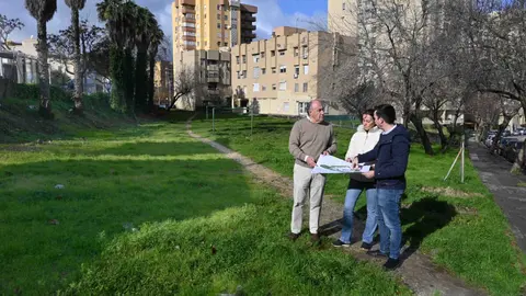 La intervenci&oacute;n incluir&aacute; tambi&eacute;n la actuaci&oacute;n sobre el muro existente, la renovaci&oacute;n completa del acerado, la ampliaci&oacute;n de las zonas peatonales y la construcci&oacute;n de nuevos caminos