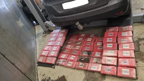 Durante el dispositivo, los agentes dieron el alto a un Renault Sc&eacute;nic con matr&iacute;cula francesa, cuyo conductor realiz&oacute; maniobras evasivas que levantaron las sospechas
