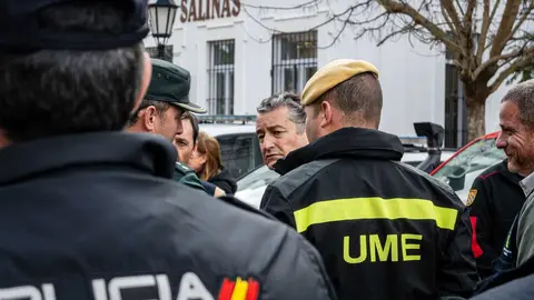 Operarios de la Unidad Militar de Emergencias (UME) durante la visita del presidente del Gobierno, Pedro S&aacute;nchez, a una de las zonas afectadas por el temporal - FOTO: FJ Ben&iacute;tez