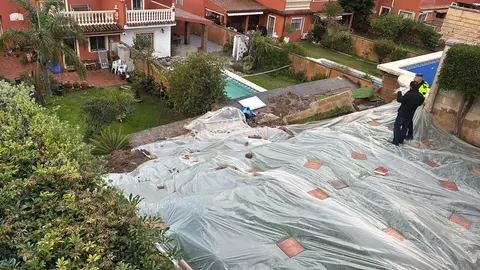 Zona de la Chorrosquina acordonada tras el desalojo preventivo de varias viviendas en Algeciras.