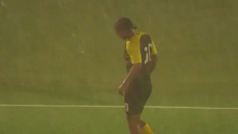 Partido disputado bajo lluvia intensa en Gibraltar durante el episodio de temporal que afecta al Estrecho.