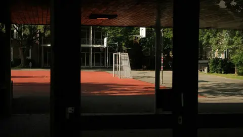 Imagen de archivo de un patio escolar durante el recreo, escenario del debate educativo actual.