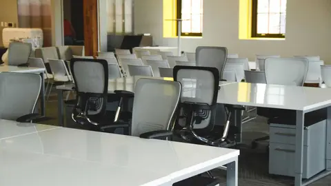 Espacio de trabajo vac&iacute;o durante una jornada laboral, imagen de archivo sobre el impacto de las bajas m&eacute;dicas en las empresas.
