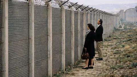 Imagen hist&oacute;rica de la verja que separa Espa&ntilde;a y Gibraltar durante los a&ntilde;os de cierre fronterizo.