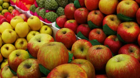 Productos frescos expuestos en un comercio de alimentaci&oacute;n durante una jornada marcada por el descenso de la actividad a causa del temporal.