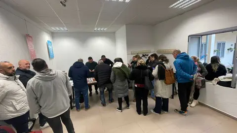 Imagen del inicio de la venta de abonos para el COAC 2026 en el Teatro Florida de Algeciras.