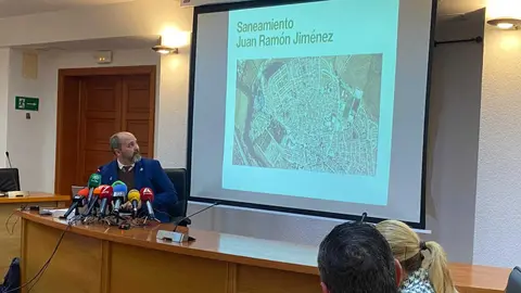 Imagen del alcalde de Los Barrios durante la presentaci&oacute;n de las nuevas inversiones en la red de abastecimiento municipal
