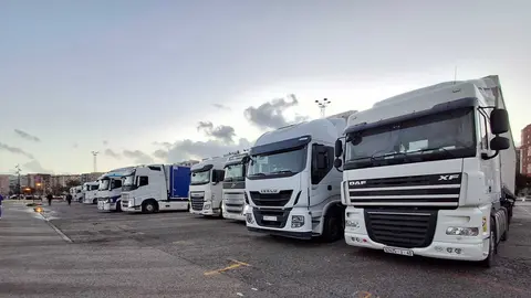 Camiones estacionados en el entorno portuario en una imagen difundida en X por la Autoridad Portuaria de la Bah&iacute;a de Algeciras (APBA).