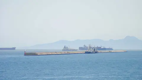 Imagen de actividad portuaria en el entorno del Estrecho, eje clave en la competencia log&iacute;stica entre Espa&ntilde;a y Marruecos.
