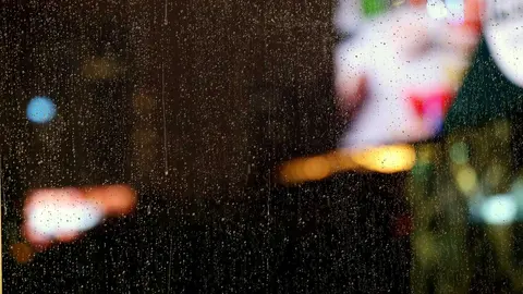Gotas de lluvia sobre un cristal durante el episodio de inestabilidad registrado en la comarca.