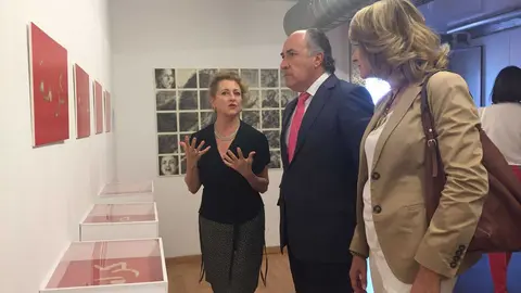 Magda Bellotti junto a Jos&eacute; Ignacio Landaluce y Pilar Pintor en AlCultura durante la inauguraci&oacute;n de la exposici&oacute;n &ldquo;Tiempos desamparados&rdquo;, el 10 de junio de 2016.