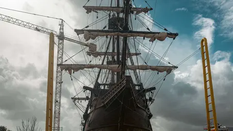 En las entra&ntilde;as del Gale&oacute;n Andaluc&iacute;a, durante su puesta a punto en New Varadero Isla Verde 01 - FOTO: FJ Ben&iacute;tez