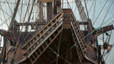 En las entra&ntilde;as del Gale&oacute;n Andaluc&iacute;a, durante su puesta a punto en New Varadero Isla Verde 02 - FOTO: FJ Ben&iacute;tez