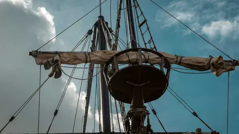 En las entra&ntilde;as del Gale&oacute;n Andaluc&iacute;a, durante su puesta a punto en New Varadero Isla Verde 03 - FOTO: FJ Ben&iacute;tez