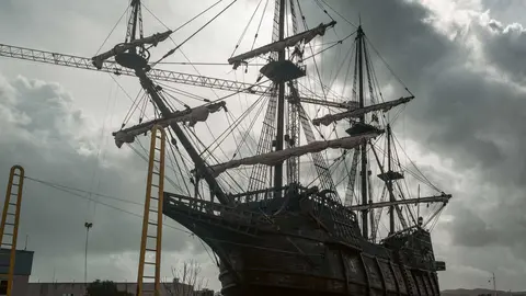 En las entra&ntilde;as del Gale&oacute;n Andaluc&iacute;a, durante su puesta a punto en New Varadero Isla Verde 04 - FOTO: FJ Ben&iacute;tez