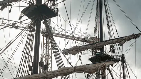 En las entra&ntilde;as del Gale&oacute;n Andaluc&iacute;a, durante su puesta a punto en New Varadero Isla Verde 05 - FOTO: FJ Ben&iacute;tez