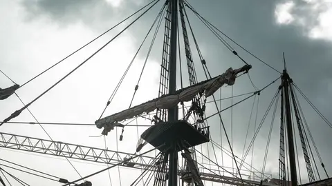 En las entra&ntilde;as del Gale&oacute;n Andaluc&iacute;a, durante su puesta a punto en New Varadero Isla Verde 06 - FOTO: FJ Ben&iacute;tez