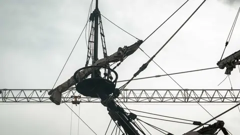 En las entra&ntilde;as del Gale&oacute;n Andaluc&iacute;a, durante su puesta a punto en New Varadero Isla Verde 07 - FOTO: FJ Ben&iacute;tez