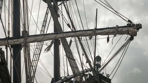 En las entra&ntilde;as del Gale&oacute;n Andaluc&iacute;a, durante su puesta a punto en New Varadero Isla Verde 08 - FOTO: FJ Ben&iacute;tez