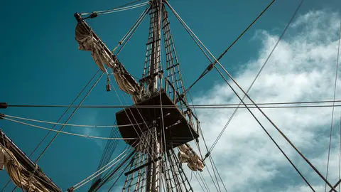 En las entra&ntilde;as del Gale&oacute;n Andaluc&iacute;a, durante su puesta a punto en New Varadero Isla Verde 12 - FOTO: FJ Ben&iacute;tez