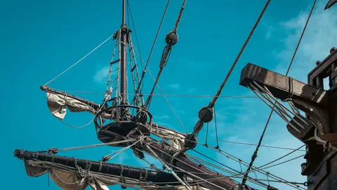 En las entra&ntilde;as del Gale&oacute;n Andaluc&iacute;a, durante su puesta a punto en New Varadero Isla Verde 13 - FOTO: FJ Ben&iacute;tez