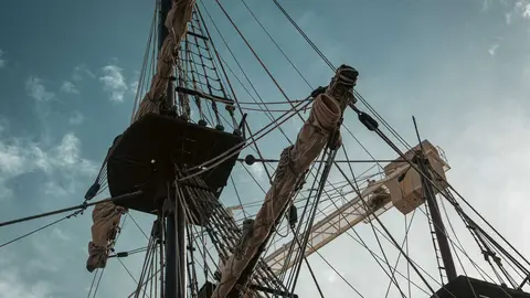 En las entra&ntilde;as del Gale&oacute;n Andaluc&iacute;a, durante su puesta a punto en New Varadero Isla Verde 15 - FOTO: FJ Ben&iacute;tez