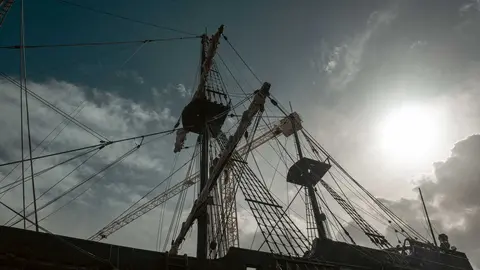 En las entra&ntilde;as del Gale&oacute;n Andaluc&iacute;a, durante su puesta a punto en New Varadero Isla Verde 16 - FOTO: FJ Ben&iacute;tez