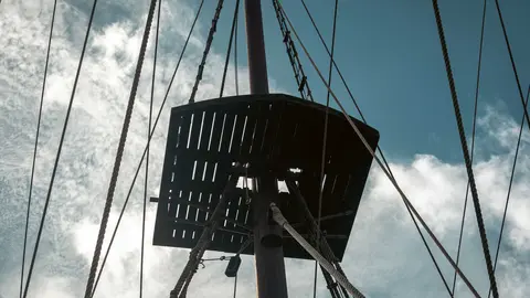 En las entra&ntilde;as del Gale&oacute;n Andaluc&iacute;a, durante su puesta a punto en New Varadero Isla Verde 23 - FOTO: FJ Ben&iacute;tez